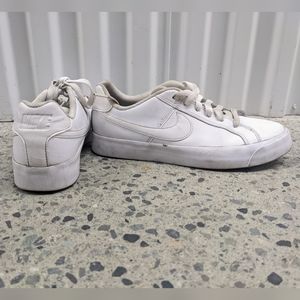 White Nike Air size 08